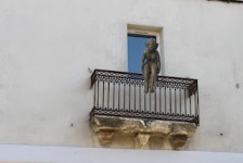 Brousse_assise attentive sur balcon